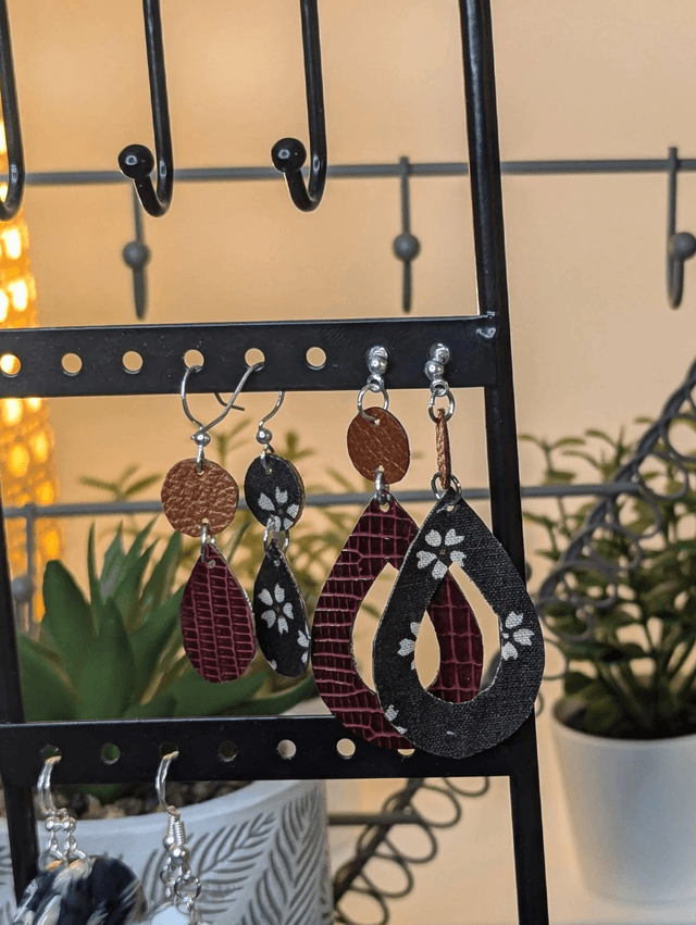Boucles d'oreilles longue double face en cuir et en tissu enduit en forme de goutte, le fermoir clous en argent 925. 