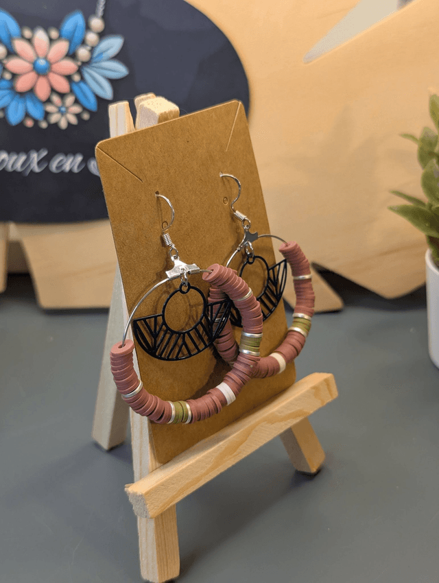 Boucles d'oreilles créoles ronde avec perles plates.