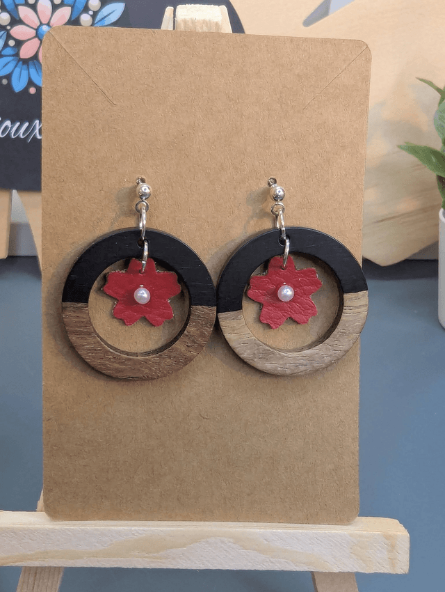 Boucles d'oreilles ronde avec fleur rouge en similicuir. 