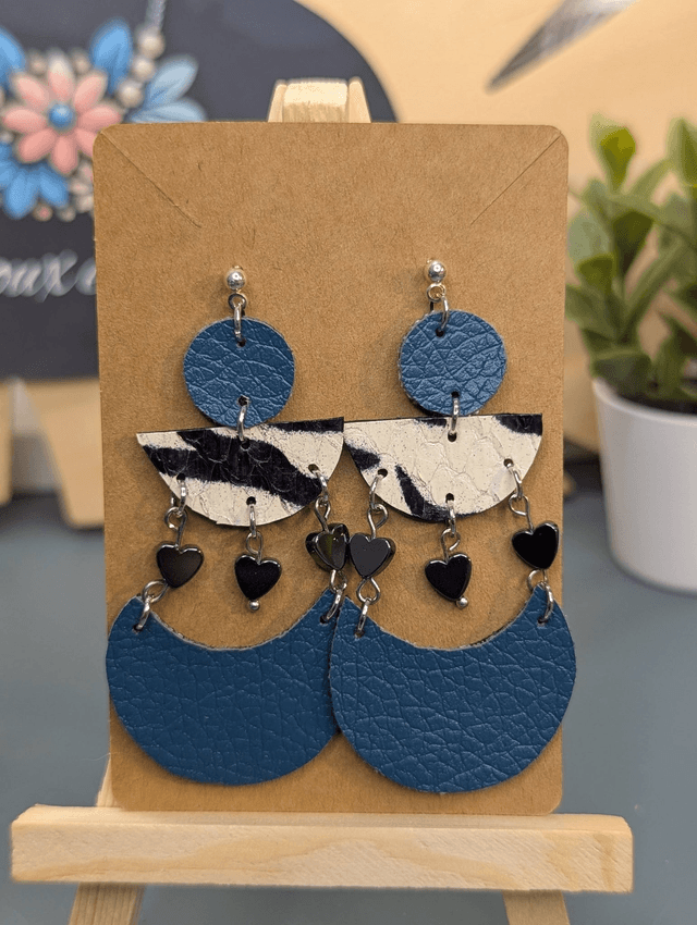 Boucles d'oreilles en cuir, similicuir bleu, tissus enduit et cœur en hématite noire.