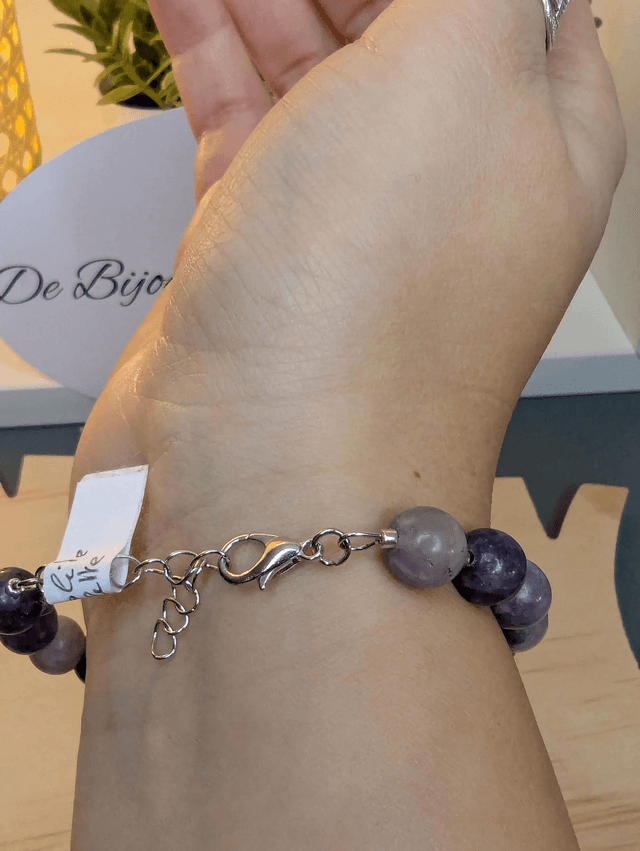 Bracelet en pierre de lépidolite violette, et des perles de rocailles. Le fermoir en de couleur argent ainsi que la chaine fermoir.