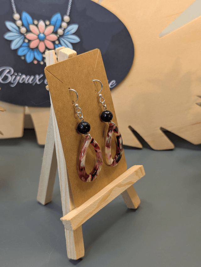 Boucles d'oreilles tombante avec perles naturelles et pendentif rose en résine.
