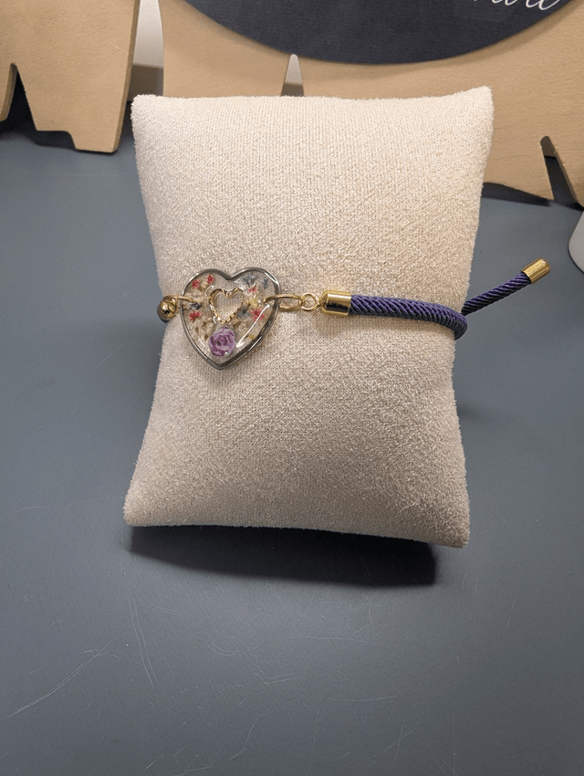 Bracelet corde ajustable violet et cœur en résine.