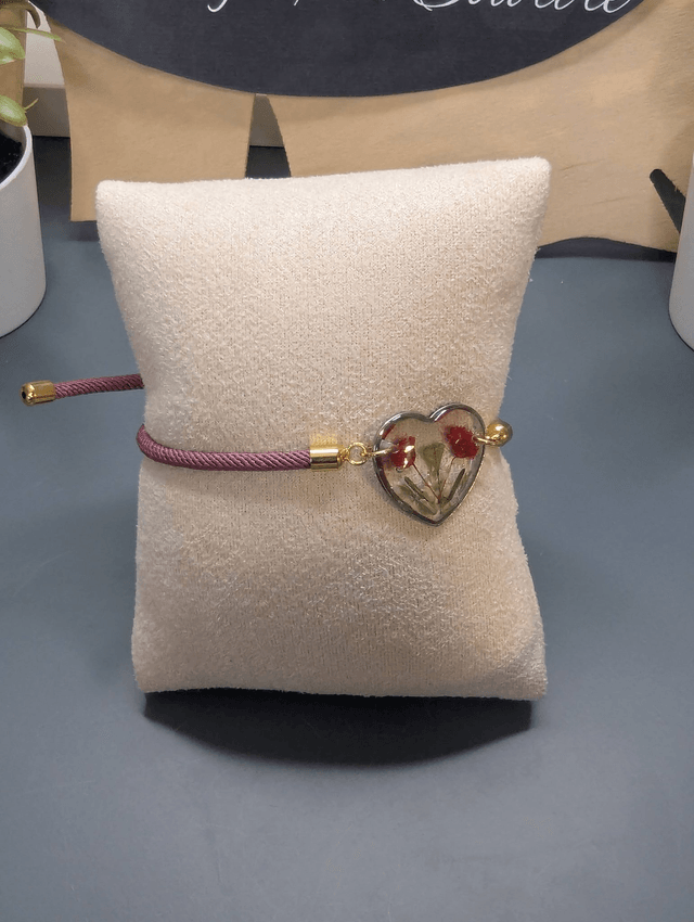 Bracelet corde ajustable violet et cœur en résine.