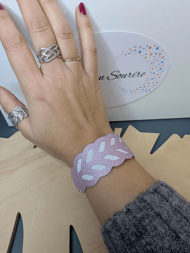 Bracelet manchette en cuir rose poudré, avec du tissus enduit blanc (résistant), une chaine argent. Le fermoir est de couleur argent.