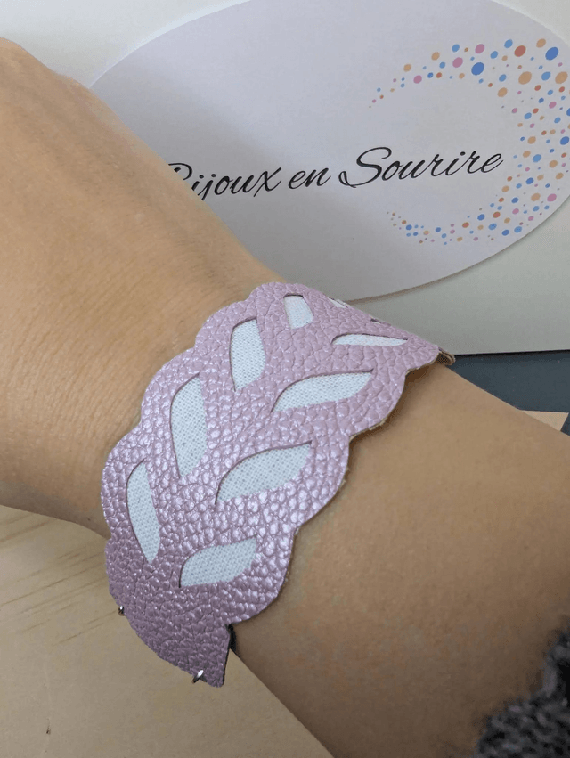 Bracelet manchette en cuir rose poudré, avec du tissus enduit blanc (résistant), une chaine argent. Le fermoir est de couleur argent.