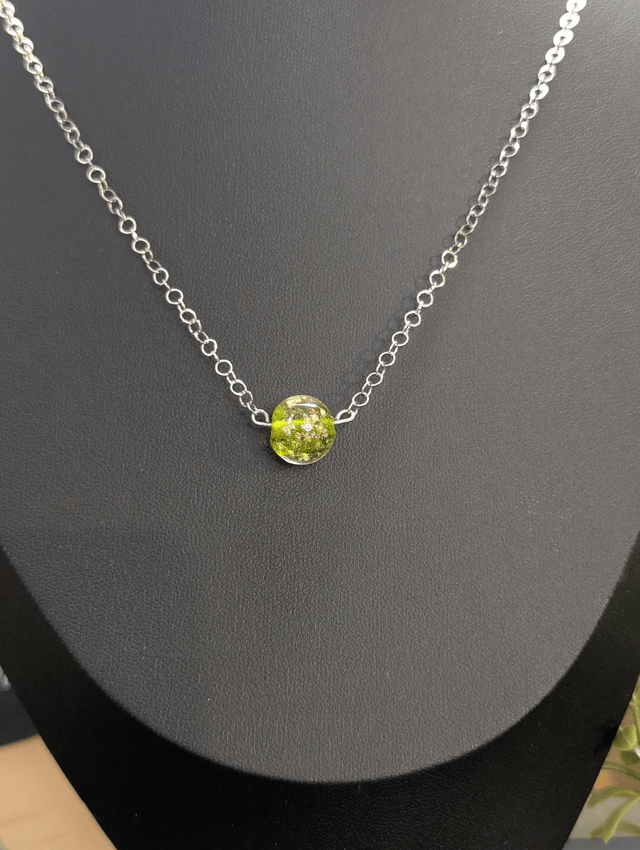 collier mi long avec chaine de couleur argent et pendentif en verre de couleur vert clair. 
