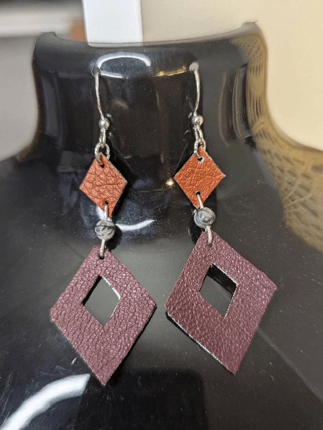 Boucles d'oreilles double face avec du cuir, du tissu enduit, et des pierres de labradorite noires, le fermoir est en plaqué argent 925. 