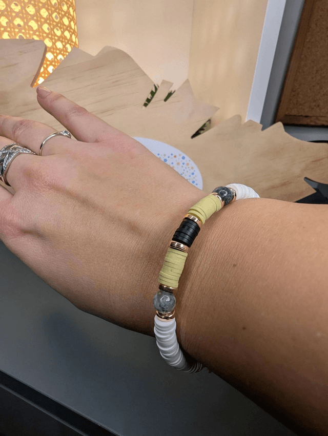 Bracelet en perles Heishi de couleur verte et blanche avec des perles naturelles agate mousse, le fermoir est 