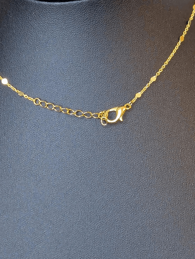 Collier avec pendentif en résine et fleurs séchés