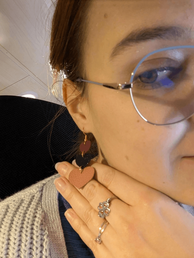 Boucles d'oreilles double face, en forme de cœur, avec du cuir véritable rose et noir texturé, le fermoir est de couleur or hypoallergénique. 