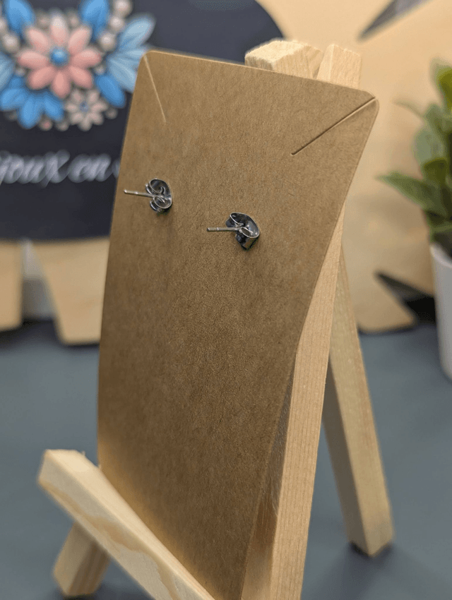 Petite boucles d'oreilles forme de cœur en cuir noir et rose.
