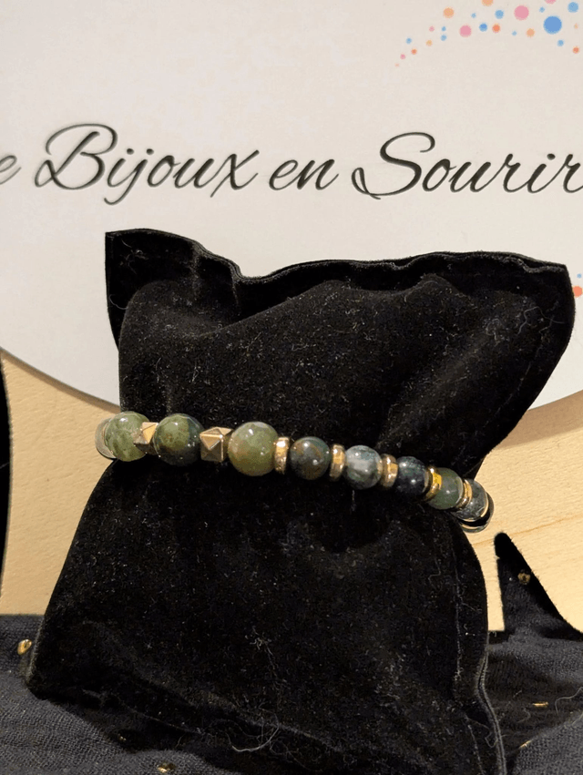 Bracelet en perles d'agate mousse et indienne, avec des perles d'espacement de couleur or, le fermoir et la chaine fermoir sont en argent. 