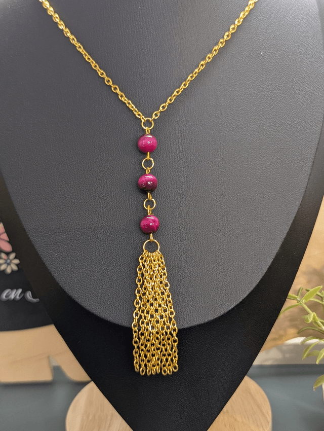 Collier long, sautoir, chaine de couleur or, avec des perles naturelles rose et un pompon en chaine doré.