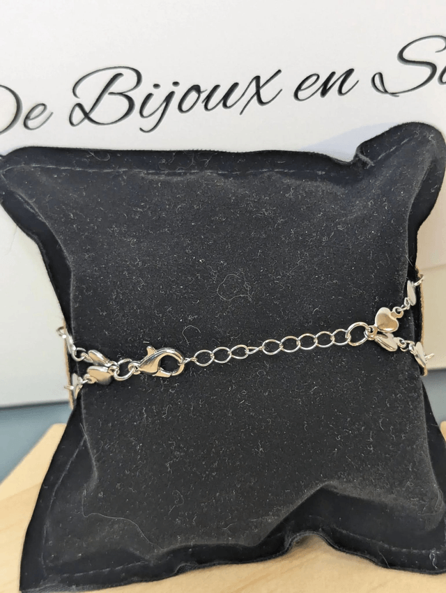 Bracelet manchette en cuir marron clair, avec du tissus enduit noir (résistant), une chaine couleur argent. Le fermoir est  de couleur argent.