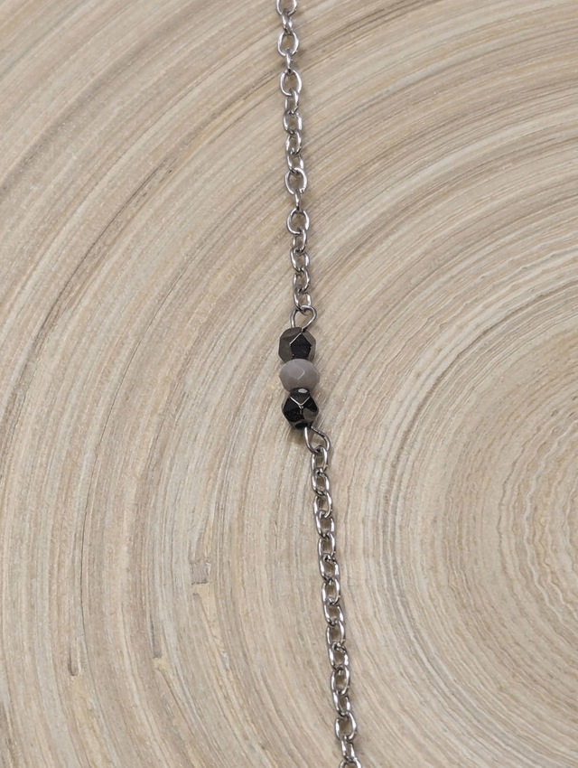 Collier long avec de la chaine couleur argent, intercalé de perles d'hématite noir et de perles colorés en verre. 