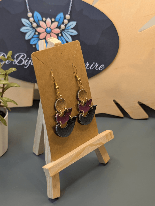 Petites boucles d'oreilles tombante en similicuir et tissus enduit. 
