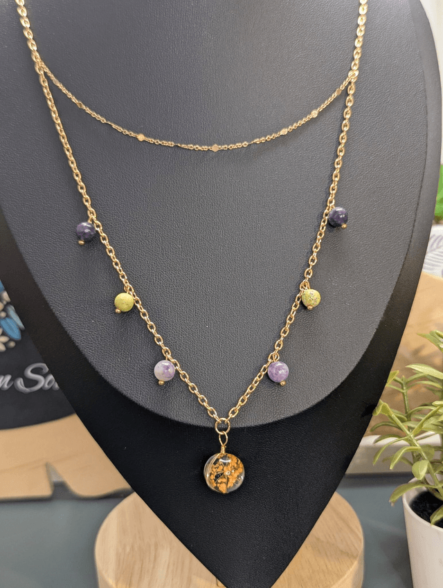Collier mi long avec double chaine couleur or rosé et perles naturelles et en verre. 