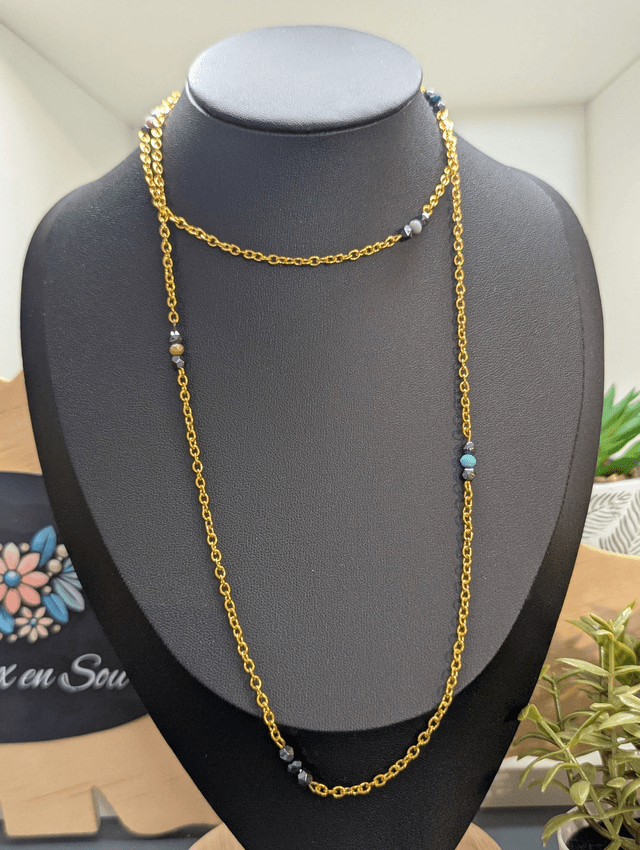 Collier long avec de la chaine couleur or, intercalé de perles d'hématite noir et de perles colorés en verre. 