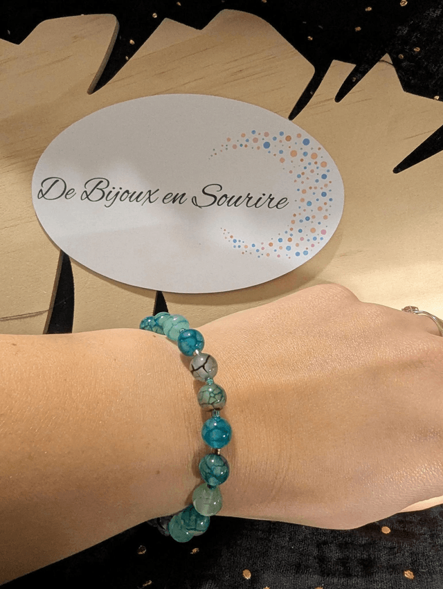Bracelet en perles d'agate veine de dragon, perles d'espacement verte, le fermoir et la chaine fermoir sont de couleur argent.  