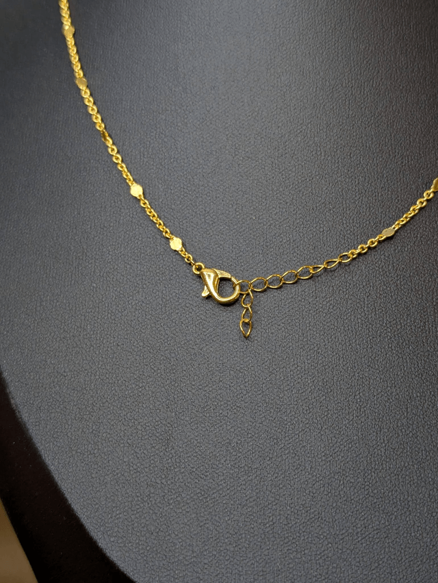 Collier long, sautoir, chaine couleur or avec pendentif cuir et tissus enduit rond et cœur, perles naturelles.