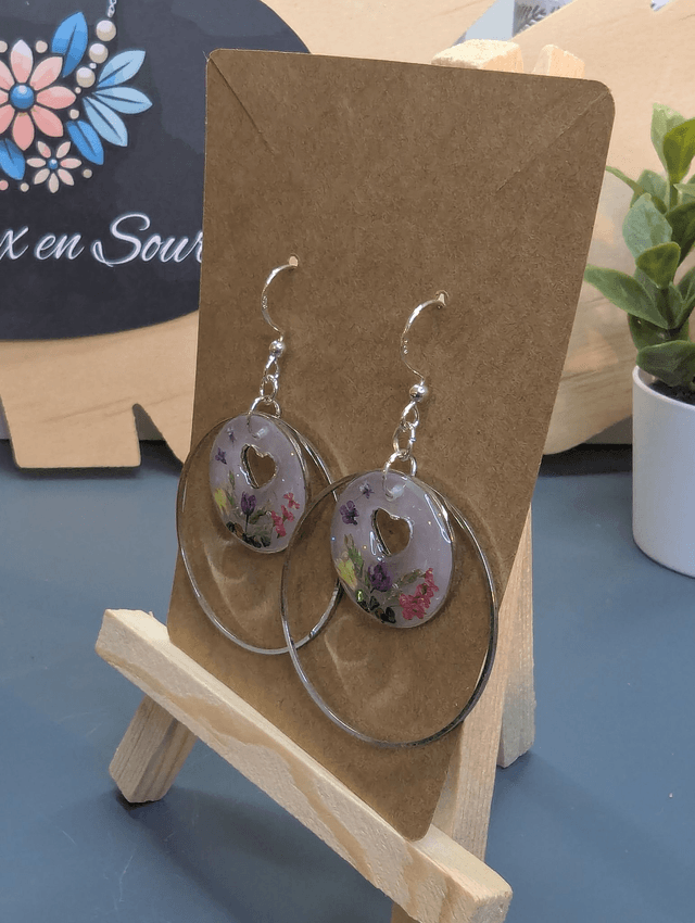 Boucles d'oreilles ronde avec résine et fleurs. 