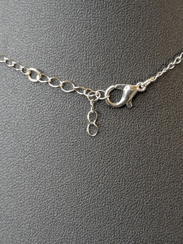 collier court chaine en argent fine et des perles naturelles de lapis lazuli de couleur bleu, la chaine fermoir est de couleur argent. 