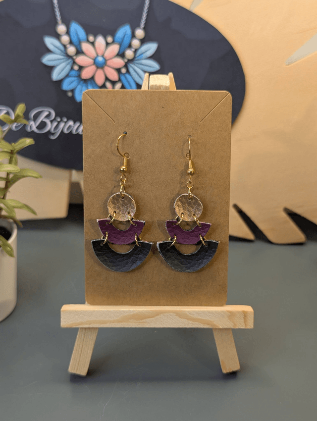 Petites boucles d'oreilles tombante en similicuir et tissus enduit. 