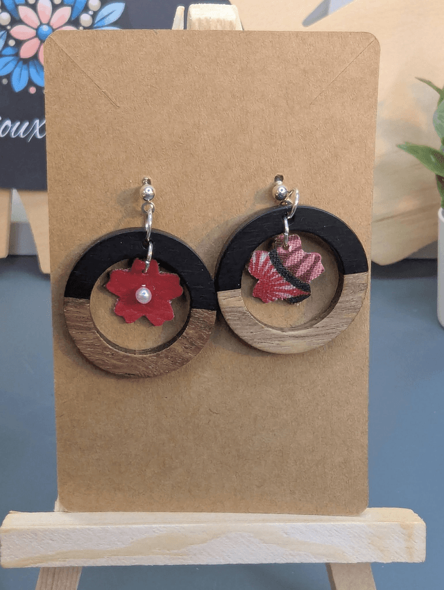 Boucles d'oreilles ronde avec fleur rouge en similicuir. 