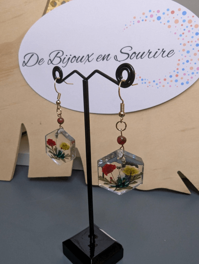 Boucles d'oreilles avec un pendentif hexagonale en résine avec des fleurs séchés, des perle naturelle rose et un fermoir en or rosé,