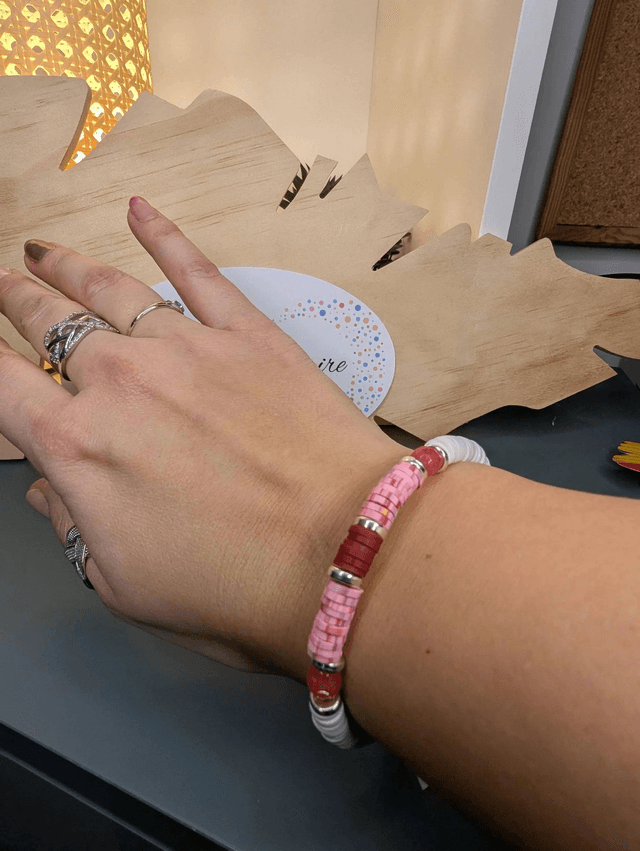 Bracelet en perles Heishi de couleur blanche et rose avec des perles naturelles calcédoine rose, le fermoir est en argent. 