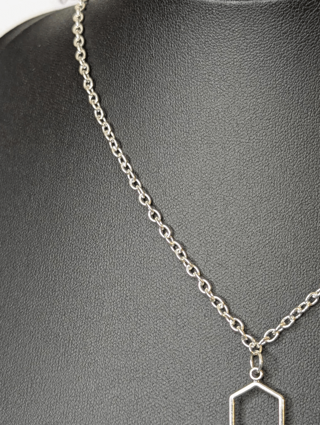 Collier mi long avec une chaine de couleur argent et un pendentif en résine bleu et blanc, et un pendentif en métal argenté. 