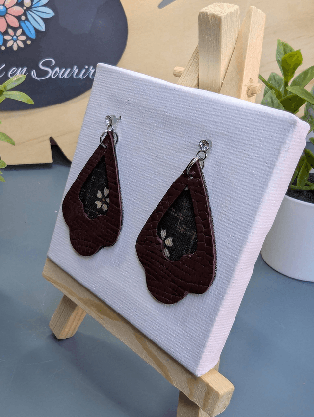 Boucles d'oreilles double face en cuir rouge et tissus enduit marron.