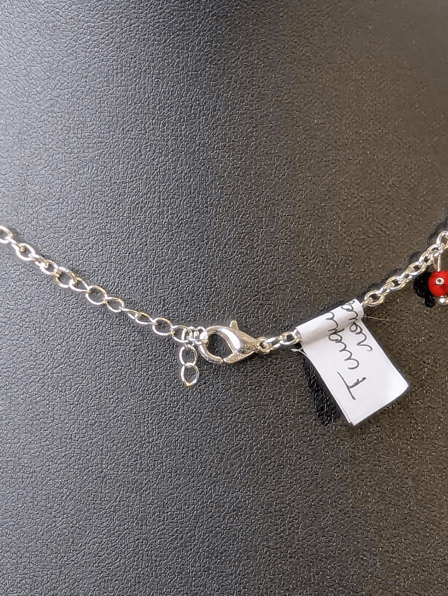 collier court chaine en argent fine et des perles naturelles de turquoise  de couleur rouge, la chaine fermoir est en argent. 