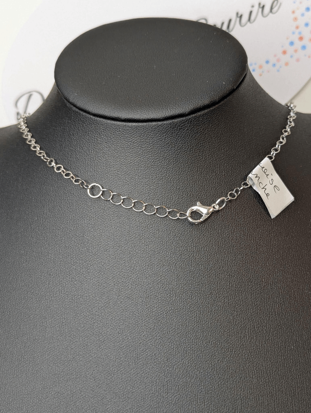 Collier mi long avec chaine couleur argent et pendentif en résine jaune et blanc, pendentif métal argenté. 