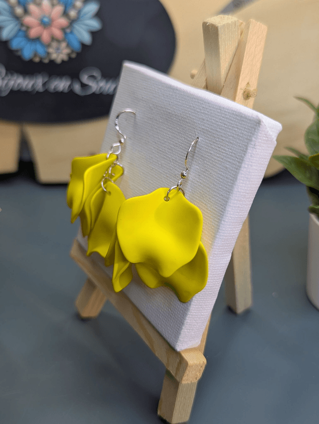 Boucles d'oreilles pétales de fleurs jaune.