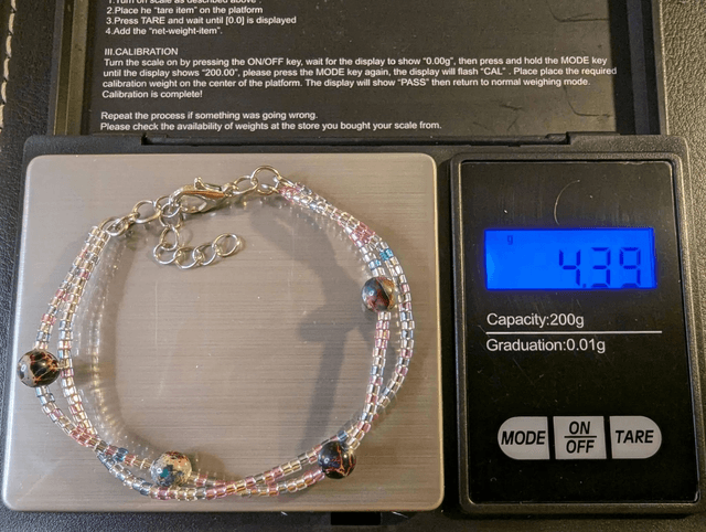 Bracelet torsadé rose, bleu, et violet avec des perles Miyuki en verre, des perles naturelles. Le fermoir est de couleur argenté.