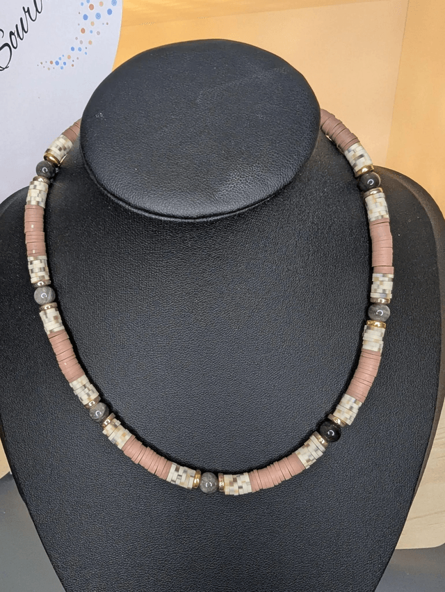 collier ras de cou avec des perles plates heishi couleurs marron, blanc cassé et or, ainsi que des perles naturelles. 