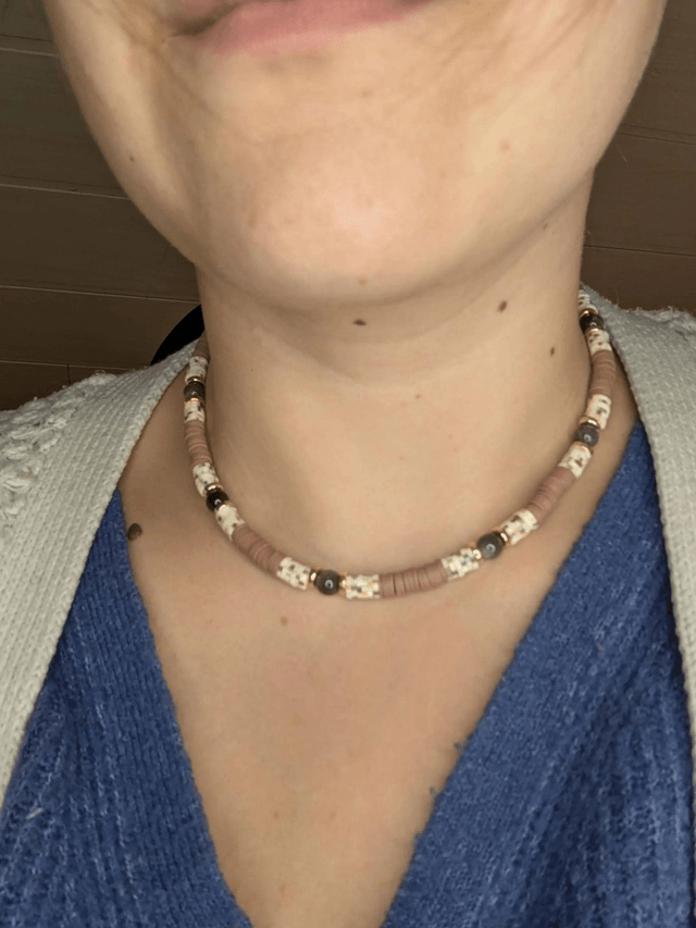 collier ras de cou avec des perles plates heishi couleurs marron, blanc cassé et or, ainsi que des perles naturelles. 