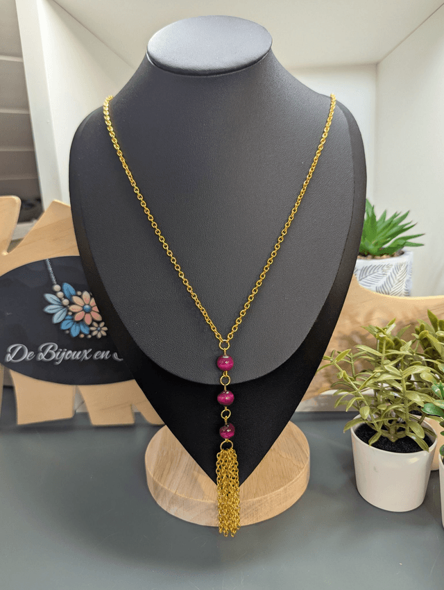 Collier long, sautoir, chaine de couleur or, avec des perles naturelles rose et un pompon en chaine doré.