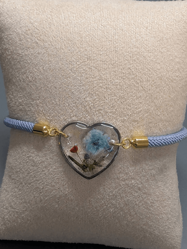 Bracelet corde ajustable bleu ciel et cœur en résine.