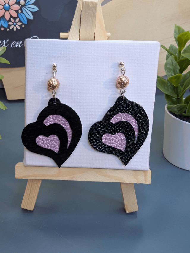 Boucles d'oreilles en cuir en forme de cœur en noire et rose avec perle naturelle. 
