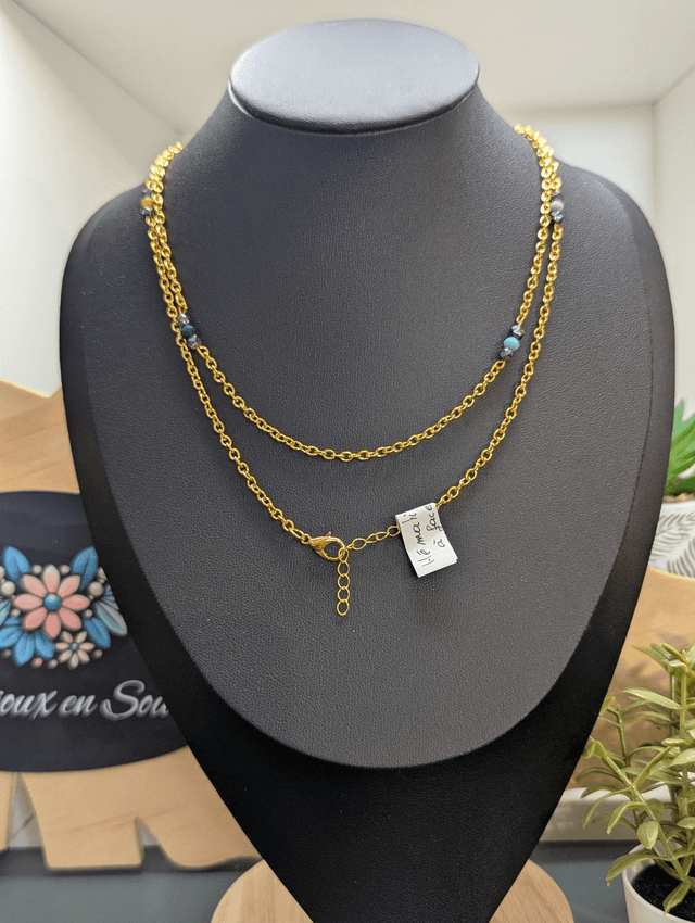 Collier long avec de la chaine couleur or, intercalé de perles d'hématite noir et de perles colorés en verre. 