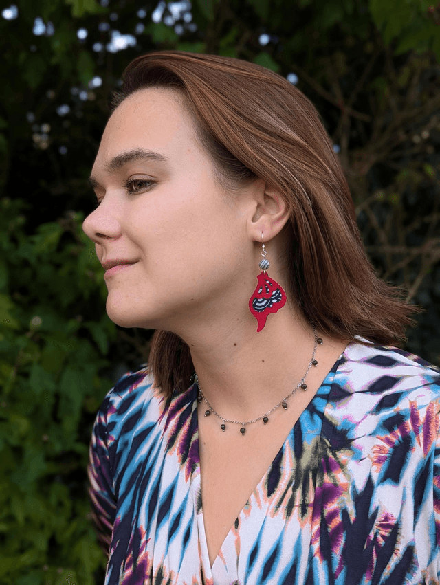 Boucles d'oreilles pendante en cuir rouge forme d'ail de papillon, avec du tissus enduit noir et blanc et perles naturelles de jaspe.