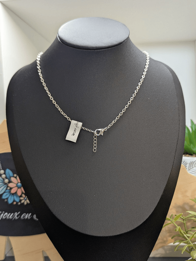 Collier mi long avec chaine couleur argent et deux pendentifs rose et noir et perles naturelle. 