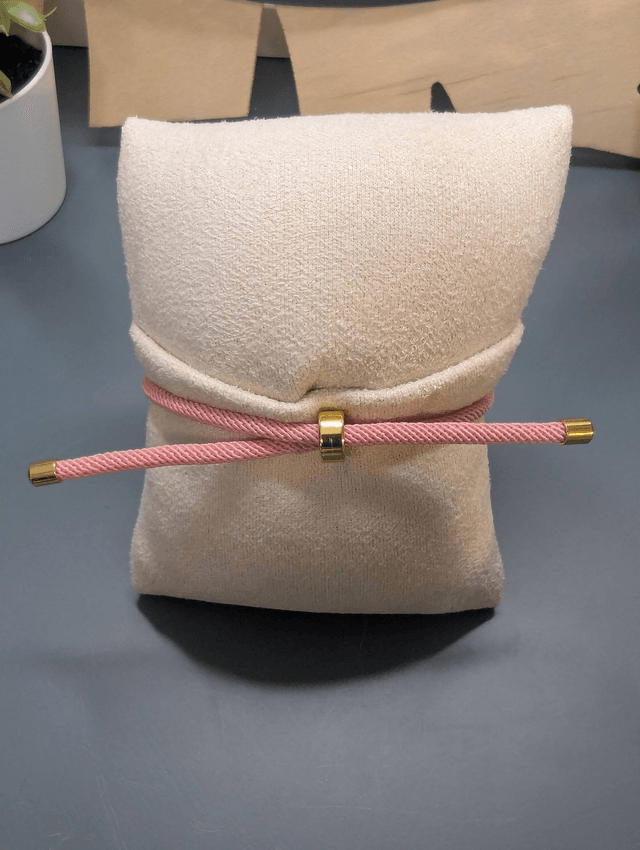 Bracelet corde ajustable rose et pendentif rond en résine.