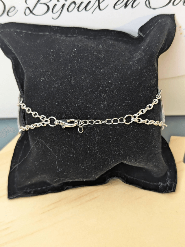 Bracelet manchette en cuir rose poudré, avec du tissus enduit blanc (résistant), une chaine argent. Le fermoir est de couleur argent.
