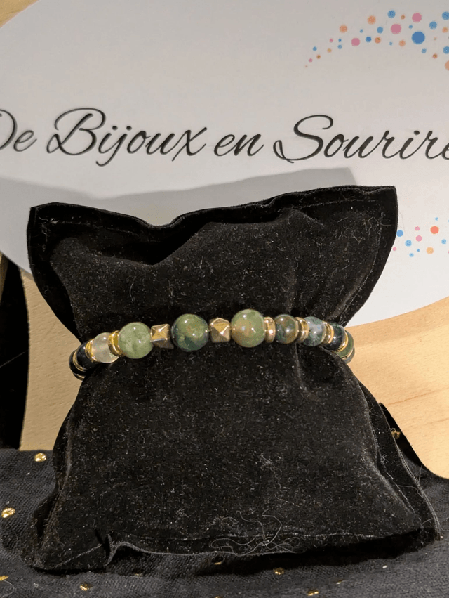 Bracelet en perles d'agate mousse et indienne, avec des perles d'espacement de couleur or, le fermoir et la chaine fermoir sont en argent. 