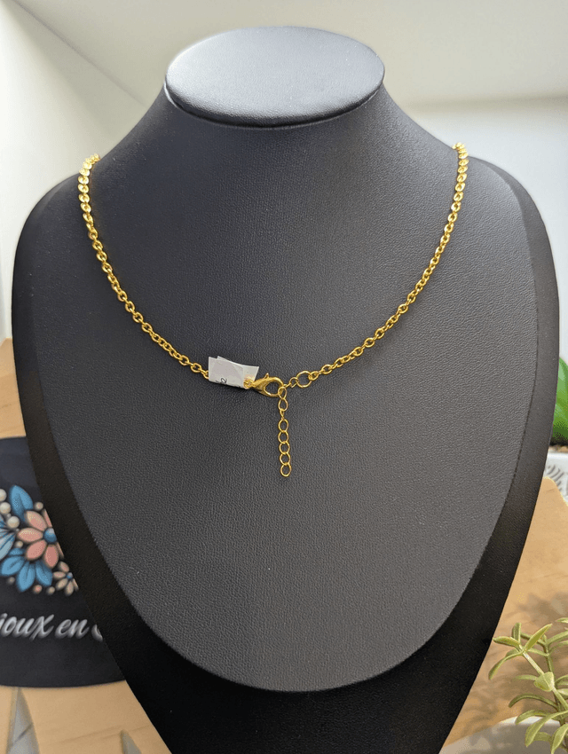 Collier long, sautoir, chaine de couleur or, avec des perles naturelles rose et un pompon en chaine doré.