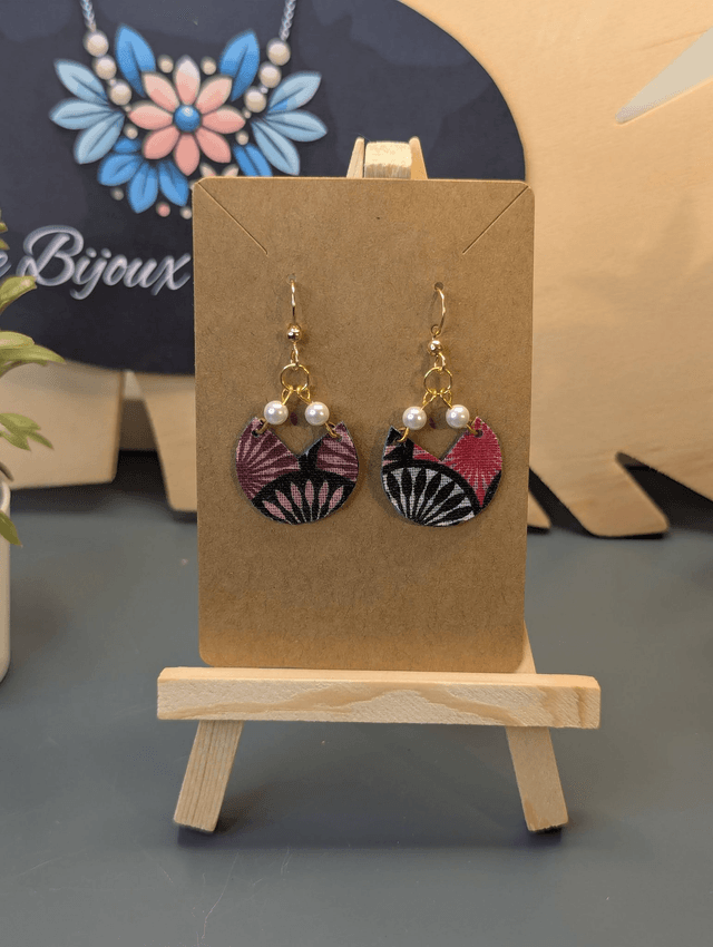 Boucles d'oreilles en tissus enduit rouge te noir et cuir vert foncé avec des perles de coquillage. 